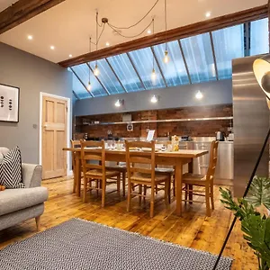 2-bedroom-bethnal-green-w-yard-view-by-opulent.brighton-hotels-england.com/